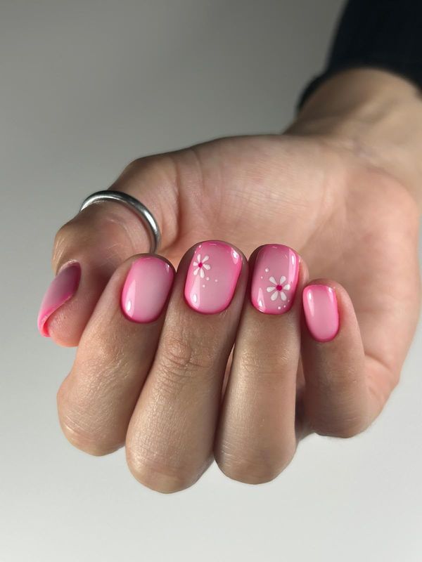 Manicura rusa con nivelación en rosa degradado con flores blancas